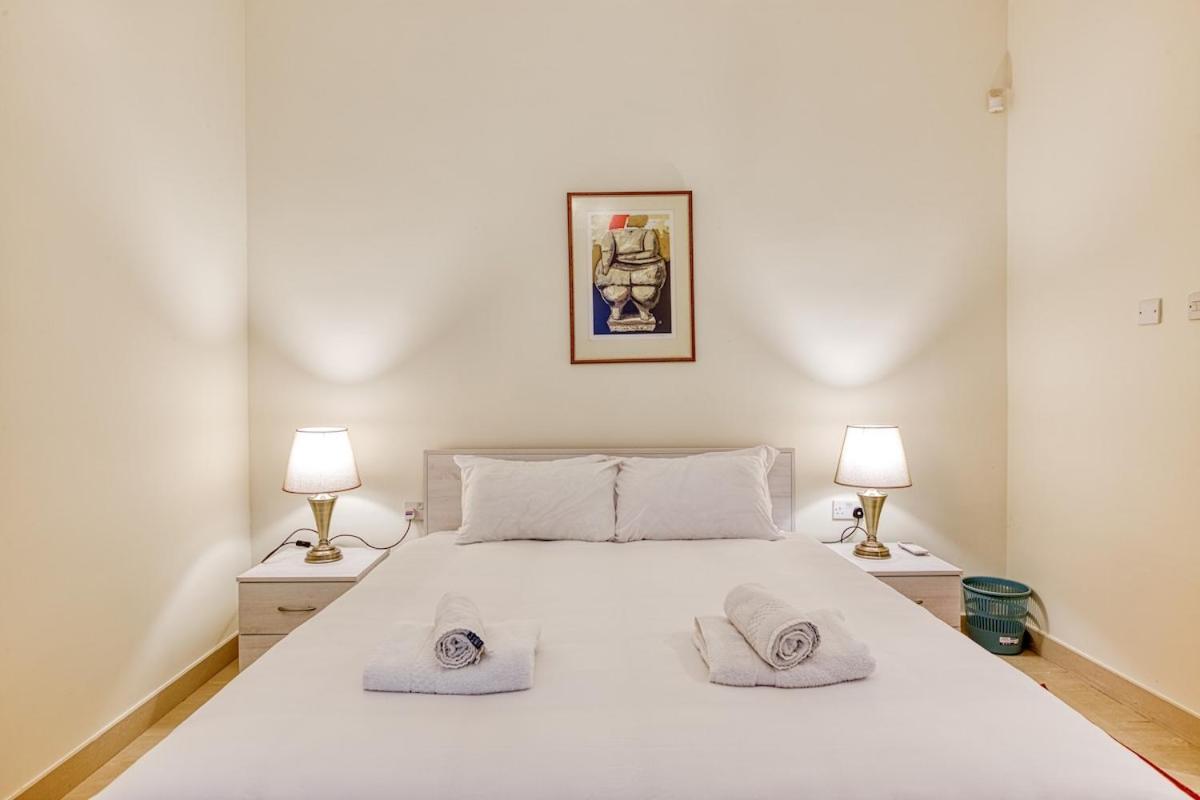 Qawra Seafront With Large Front Terrace Apartment *