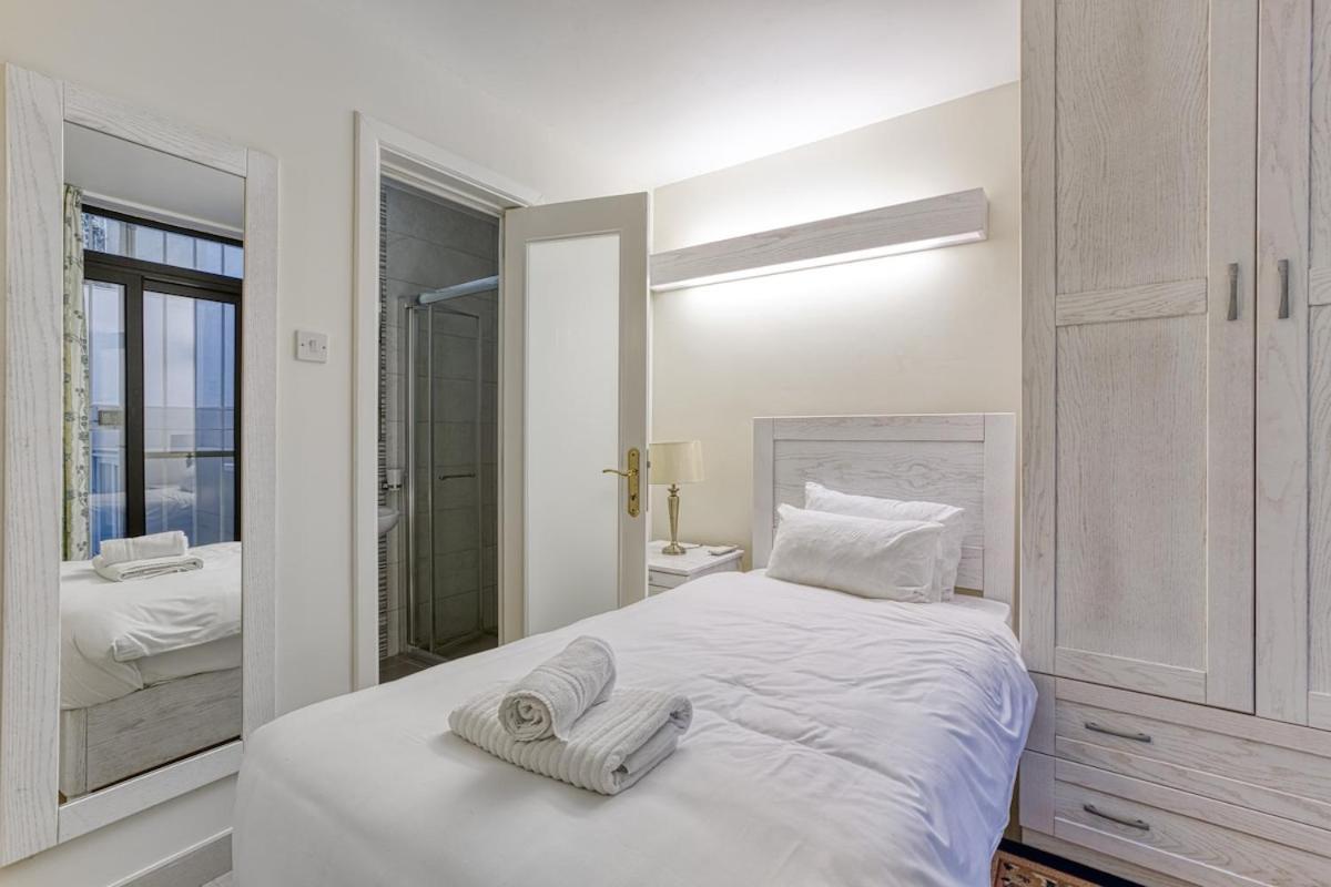 Qawra Seafront With Large Front Terrace Apartment St. Paul's Bay